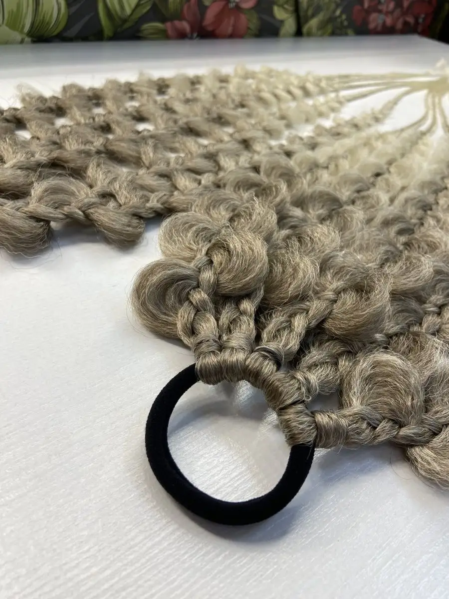 Резинка с ажурными косами