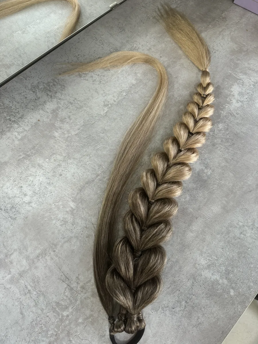 Хвост-коса на резинке французская